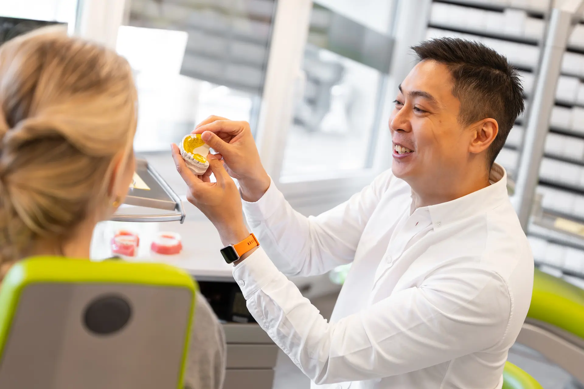 Max Pfeifer zeigt der Patientin eine lose Spange an Hand eines Modells